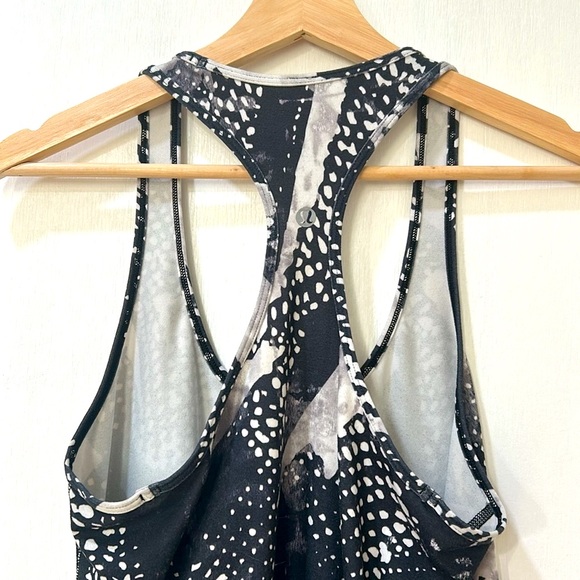LULULEMON  WOMENS ACTIVEWEAR TANK TOP STYLISH BLACK WHITE Sz MD o LG - Picture 3 of 11